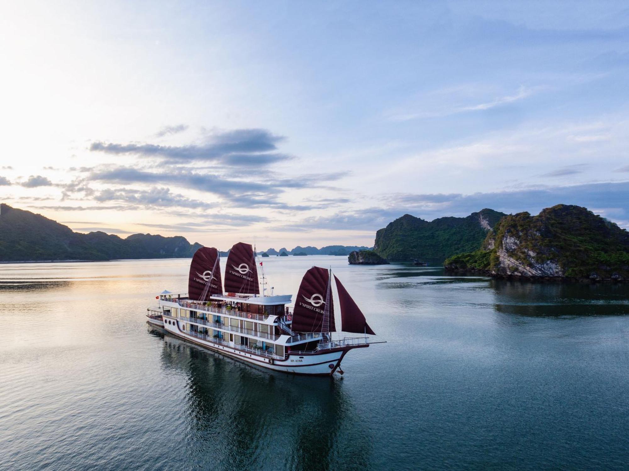 Hotel V'Spirit Cruise Ha Long Exteriér fotografie